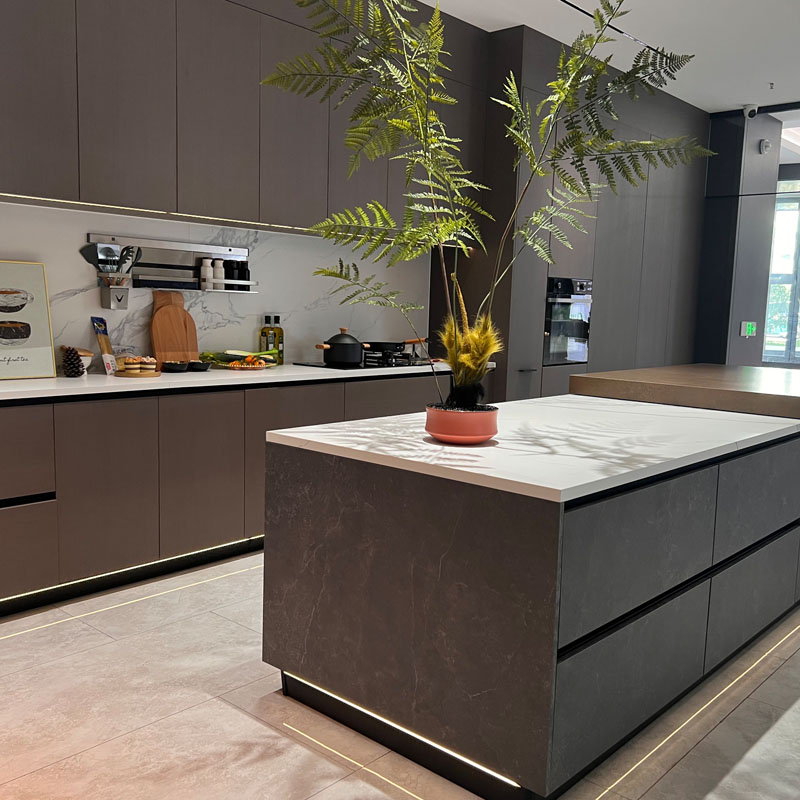 Miért válasszon modern laminált konyhai szekrényeket otthonába?